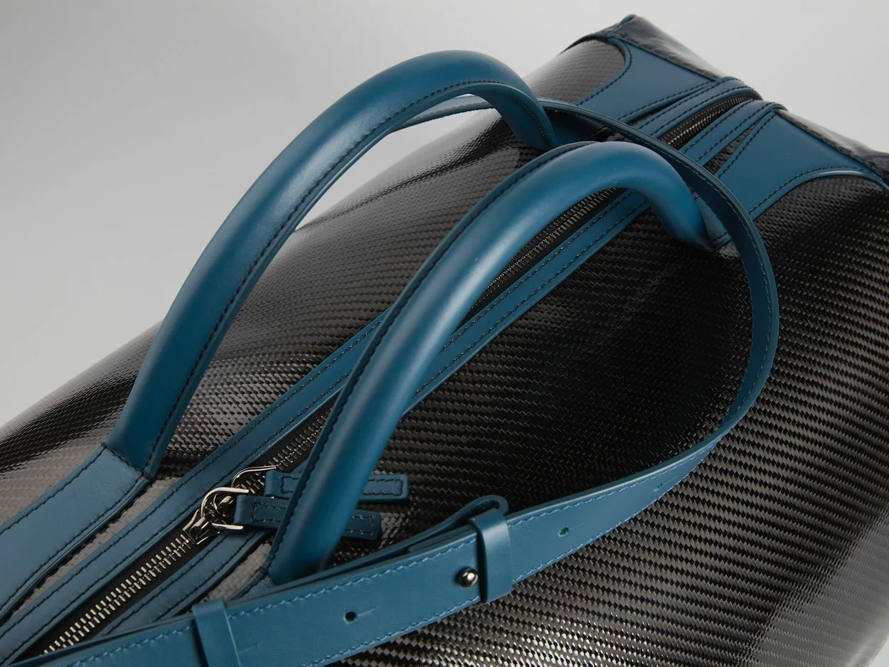 Borsa in Tessuto Morbido di carbonio con manici e finiture in pelle blu